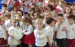 Dzieci śpiewają hymn (3)