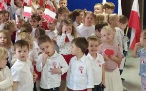 Dzieci śpiewają hymn (4)