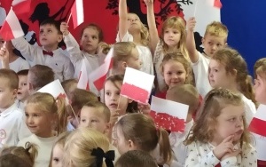 Dzieci śpiewają hymn (5)