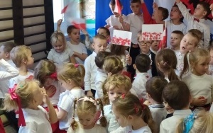 Dzieci śpiewają hymn (6)