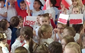 Dzieci śpiewają hymn (7)