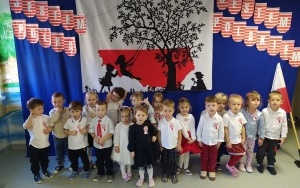 Dzieci śpiewają hymn (8)