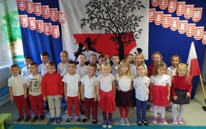 Dzieci śpiewają hymn (9)