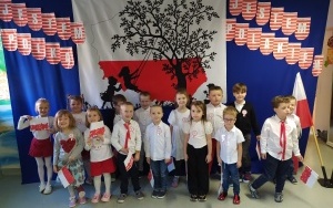 Dzieci śpiewają hymn (10)