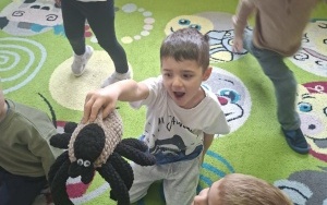 Dzieci na zajęciach (12)