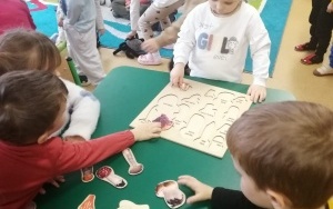 Dzieci na zajęciach (12)