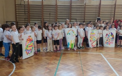 Dzieci idące do szkoły (7)