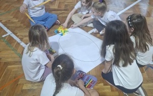 Dzieci idące do szkoły (2)