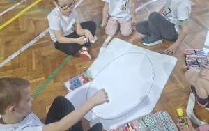 Dzieci idące do szkoły (3)