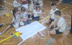 Dzieci idące do szkoły (4)