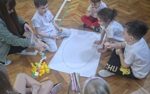 Dzieci idące do szkoły (5)