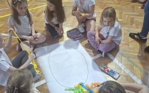 Dzieci idące do szkoły (6)