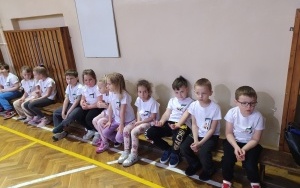 Dzieci idące do szkoły (7)