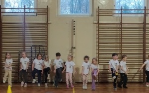 Dzieci idące do szkoły (8)