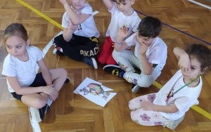 Dzieci idące do szkoły (9)