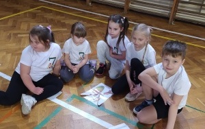 Dzieci idące do szkoły (11)