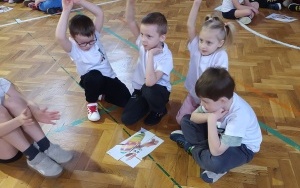 Dzieci idące do szkoły (12)