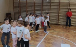 Dzieci idące do szkoły (14)