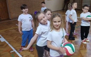 Dzieci idące do szkoły (15)