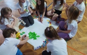 Dzieci idące do szkoły (20)