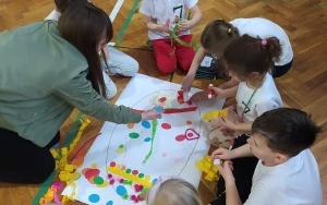 Dzieci idące do szkoły (1)