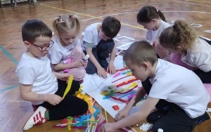 Dzieci idące do szkoły (2)