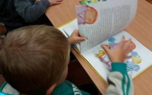 4 latki z grupy integracyjnej na zajęciach bibliotecznych