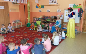 Panie z biblioteki czytają naszym przedszkolakom