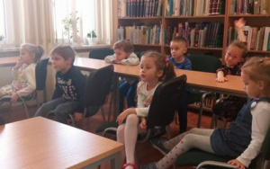 "Jesienne pejzaże" - zajęcia biblioteczne 4 latków