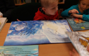 "Śnieżek prószy, marzną uszy" - zajęcia biblioteczne 4 latków