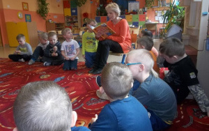 Pani Ewa z biblioteki czyta naszym przedszkolakom
