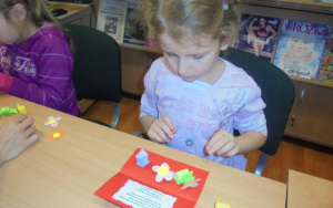 "Łamigłówki dziadka Tadka i bukiecik babci Mieci" - zajęcia biblioteczne 5 latków