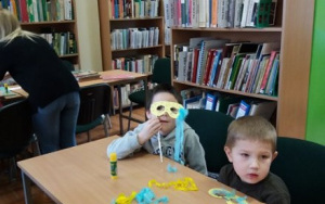 "Karnawał w bibliotece - robimy maski"- zajęcia biblioteczne grupy 6 i 4 latków
