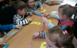 "Karnawał w bibliotece - robimy maski"- zajęcia biblioteczne grupy 6 i 4 latków