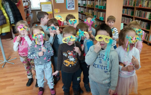 "Karnawał w bibliotece - robimy maski"- zajęcia biblioteczne grupy 6 i 4 latków