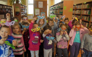 "Karnawał w bibliotece - robimy maski"- zajęcia biblioteczne grupy 6 i 4 latków