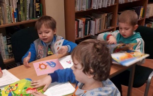 "Raz,dwa, trzy - piszesz Ty. Ogólnopolski Dzień Pisania Piórem" - zajęcia biblioteczne 4 latków