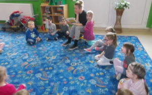 Czytanie na dywanie w grupie 4 latków