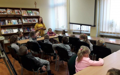 Dzień Guzika - zajęcia biblioteczne w grupie 6 latków