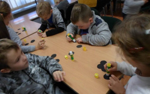 Dzień Guzika - zajęcia biblioteczne w grupie 6 latków