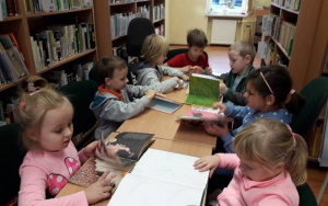 Dzień Guzika - zajęcia biblioteczne w grupie 6 latków