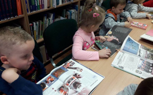 Dzień Guzika - zajęcia biblioteczne w grupie 6 latków