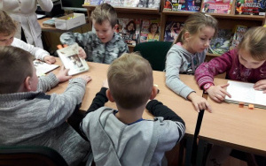 Dzień Guzika - zajęcia biblioteczne w grupie 6 latków