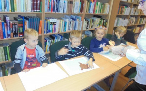 "Mikołaje świata - rozmowa o tradycjach świątecznych" - zajęcia biblioteczne 6 latków