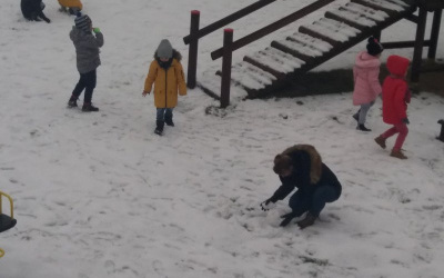 Wesołe zabawy 5 latków na śniegu!