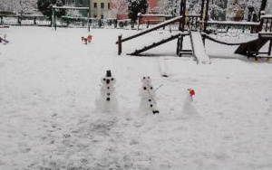 Wesołe zabawy 5 latków na śniegu!