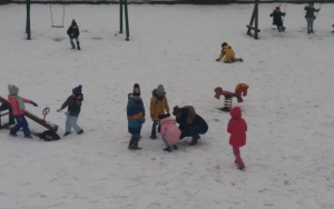 Wesołe zabawy 5 latków na śniegu!