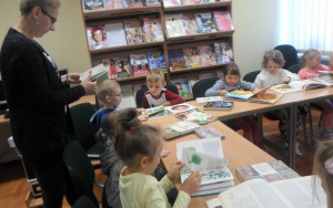 Grupa 5 - 6 latków w bibliotece