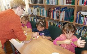 "Wakacyjny zielnik" - 4 latki z grupy integracyjnej w bibliotece