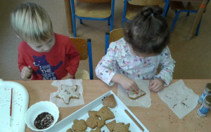 Ozdabianie pierniczków w grupie 3 latków